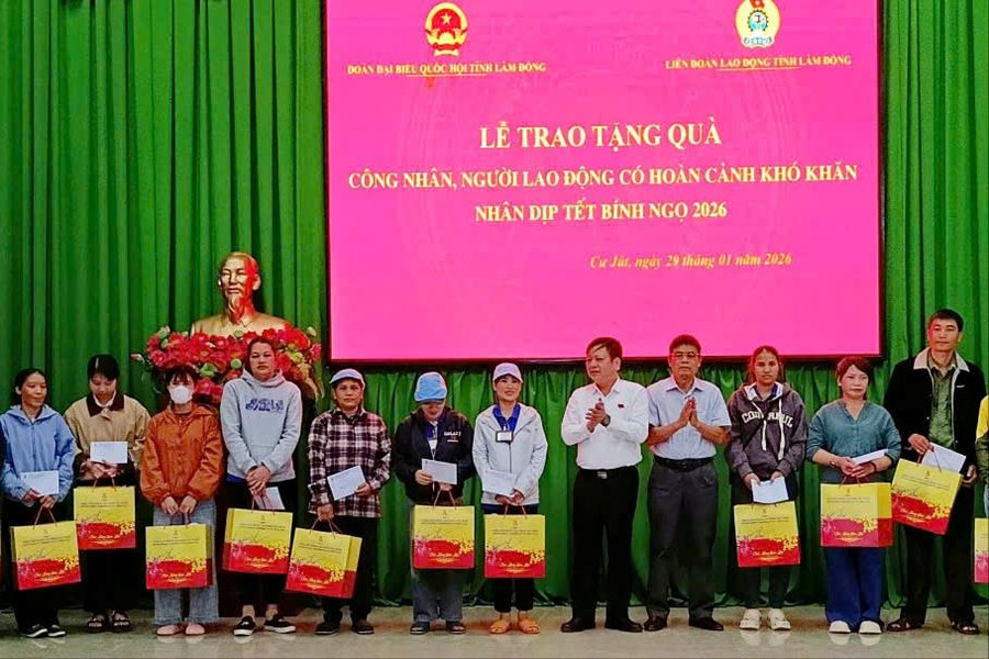 Lâm Đồng tặng 200 suất quà tết cho công nhân khó khăn