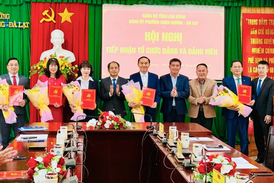 Đảng ủy phường Xuân Hương - Đà Lạt tiếp nhận 5 tổ chức Đảng ngành ngân hàng