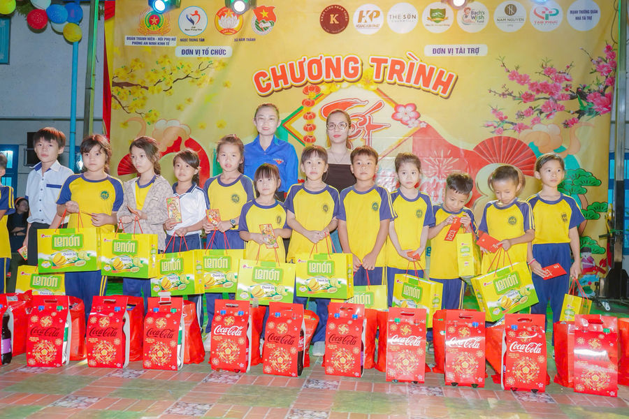 “Tết về trao yêu thương” mang Xuân ấm đến xã Nam Thành