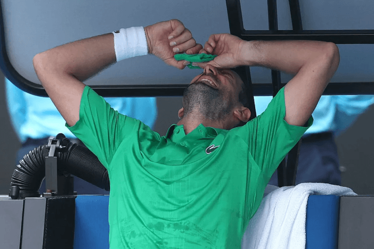 Novak Djokovic đối mặt nỗi lo chấn thương trước đại chiến Sinner tại bán kết Australian Open 2026