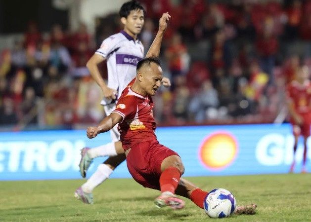 Thủ môn Minh Toàn rực sáng giúp Becamex TP.HCM cầm chân Hà Tĩnh tại vòng 12 V-League