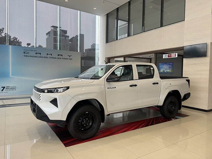 Toyota Hilux 2026 phiên bản 2.8 MT: Mẫu bán tải thực dụng có giá từ 632 triệu đồng