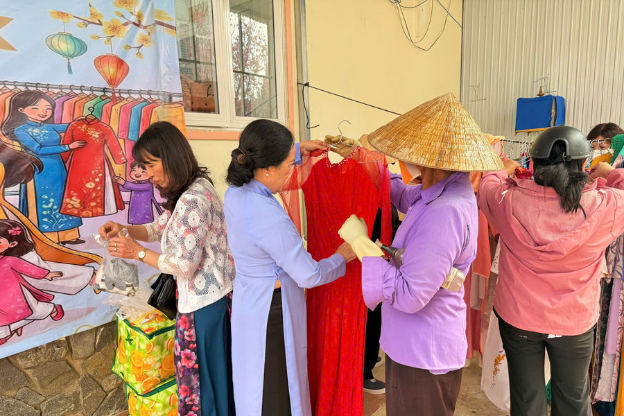 Những tà áo dài trao gửi yêu thương