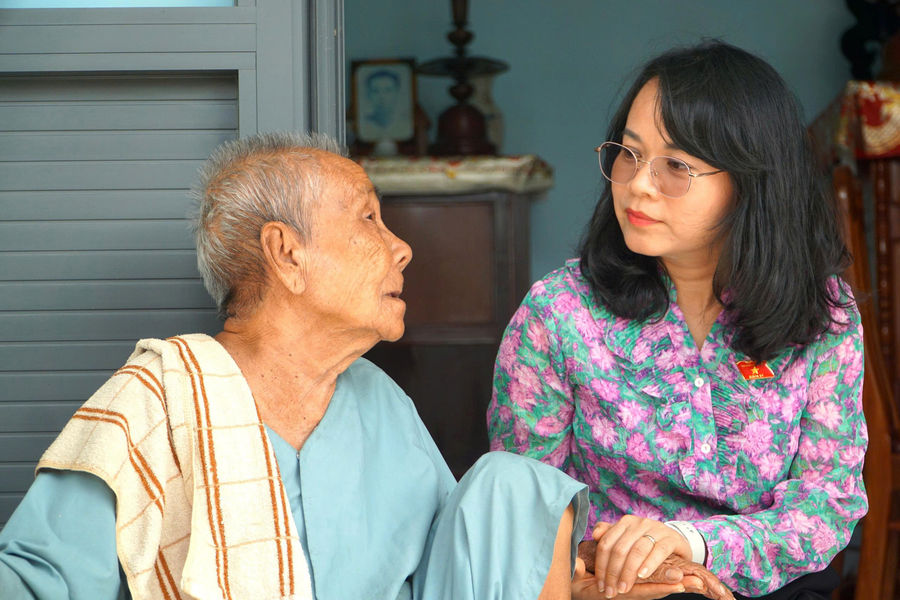 Đại biểu Phạm Thị Hồng Yến tặng quà Tết Mẹ Việt Nam Anh hùng, gia đình chính sách tại Bình Thuận