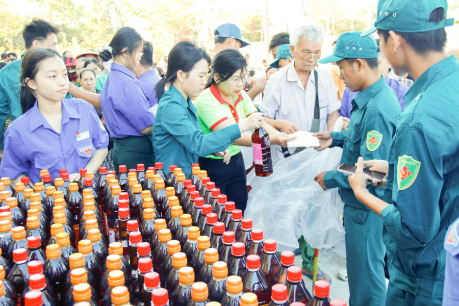 Gần 600 triệu đồng chăm lo Tết cho người khó khăn phường Phú Thủy