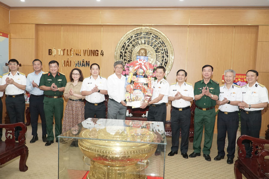 Đoàn công tác tỉnh Lâm Đồng thăm, chúc Tết Bộ Tư lệnh Vùng 4 Hải quân
