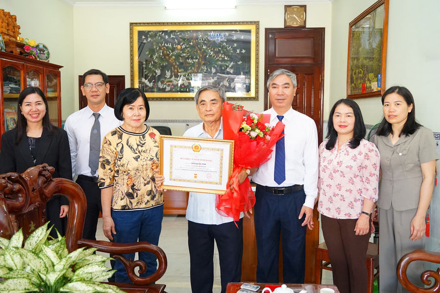 Đảng ủy Các cơ quan Đảng tỉnh Lâm Đồng trao tặng huy hiệu Đảng cho đảng viên