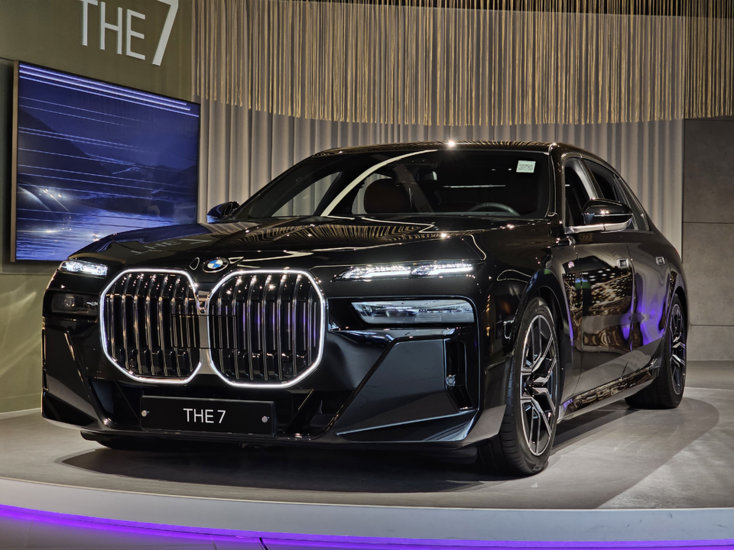 BMW X7 G67: Nâng tầm SUV siêu sang với tùy chọn hai tông màu thách thức Rolls-Royce
