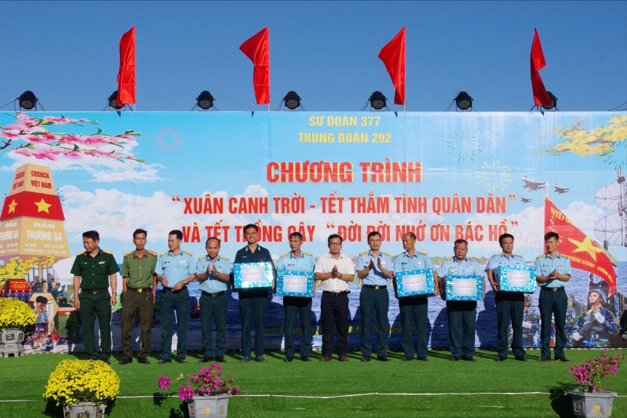 “Xuân canh trời - Tết thắm tình quân dân” ở Sư đoàn 377