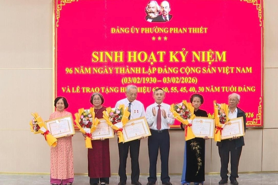 Đảng ủy phường Phan Thiết trao Huy hiệu Đảng cho 41 đảng viên