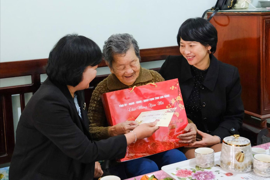 Phó Bí thư Tỉnh ủy Lâm Đồng Phạm Thị Phúc thăm, chúc Tết các gia đình chính sách