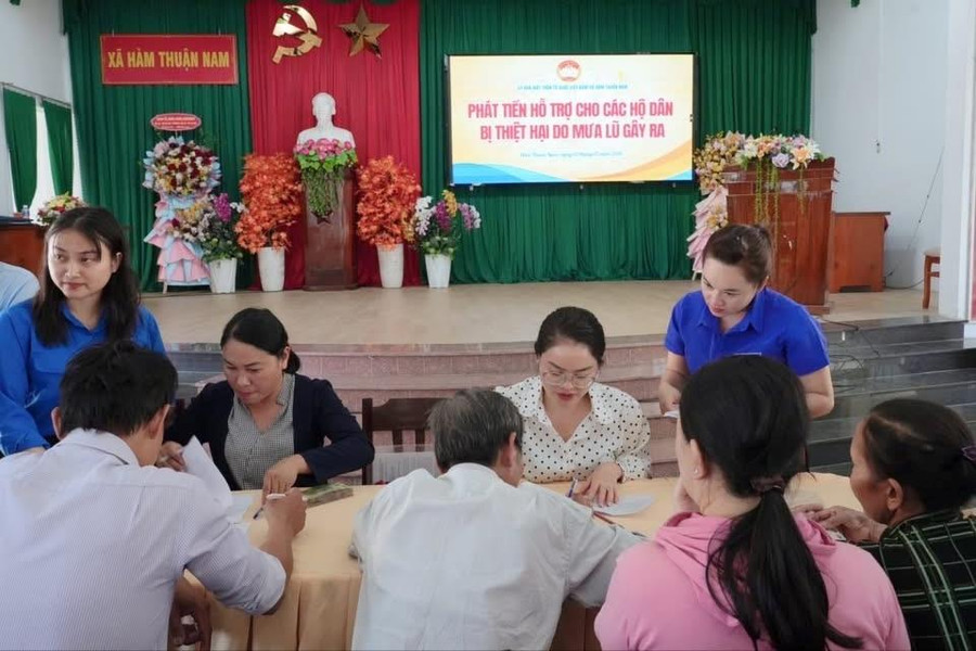 Gần 700 triệu đồng hỗ trợ các hộ dân bị thiệt hại do mưa lũ tại xã Hàm Thuận Nam