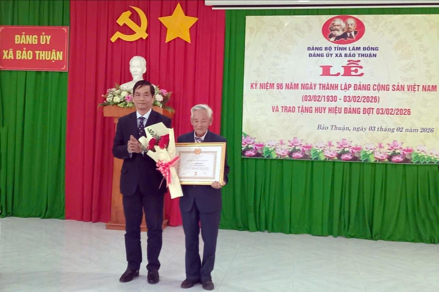 Trưởng Ban Tuyên giáo và Dân vận Tỉnh ủy Lâm Đồng trao huy hiệu Đảng tại xã Bảo Thuận