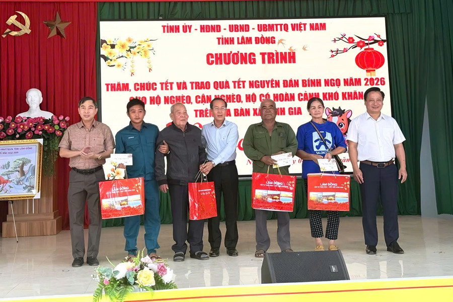 Trưởng Ban Nội chính Tỉnh ủy Lâm Đồng Huỳnh Ngọc Anh tặng quà Tết các đơn vị và người dân