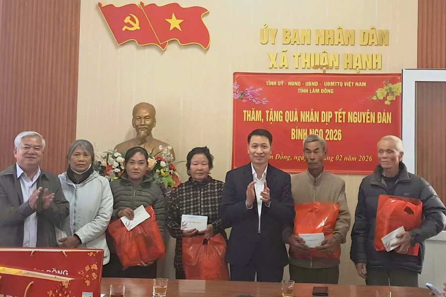 Đoàn công tác tỉnh Lâm Đồng thăm, tặng quà các đơn vị