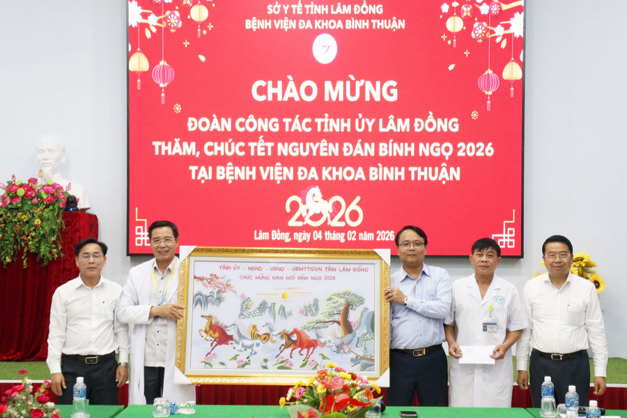 Phó Bí thư Thường trực Tỉnh ủy Lâm Đồng Đặng Hồng Sỹ thăm, chúc Tết Bệnh viện Đa khoa Bình Thuận