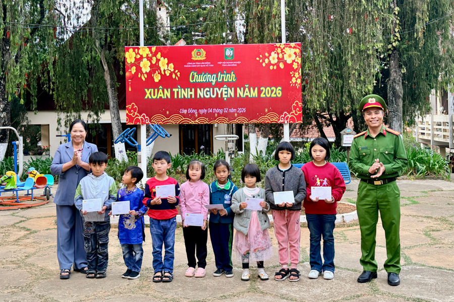 Trao quà Tết cho trẻ em Làng SOS Đà Lạt