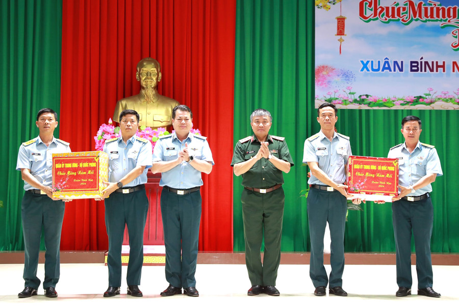 Thứ trưởng Bộ Quốc phòng chúc Tết các đơn vị đóng quân tại Sân bay Phan Thiết