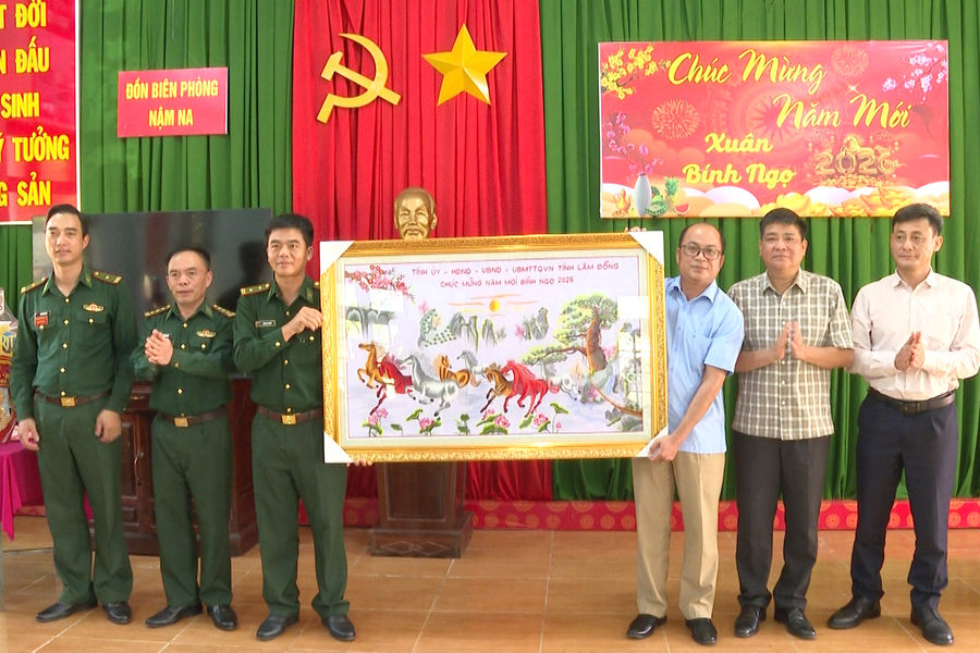 Phó Chủ tịch HĐND tỉnh Lâm Đồng Y Quang B'Krông thăm, chúc Tết các Đồn Biên phòng tại xã Đắk Wil