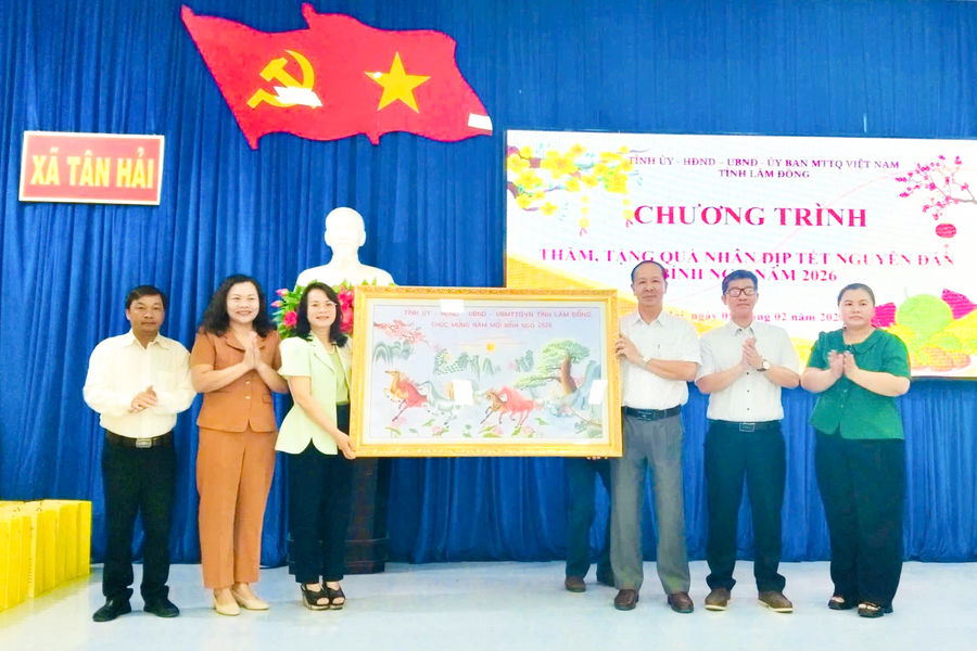 Đoàn công tác tỉnh Lâm Đồng thăm, tặng quà Tết tại xã Tân Hải