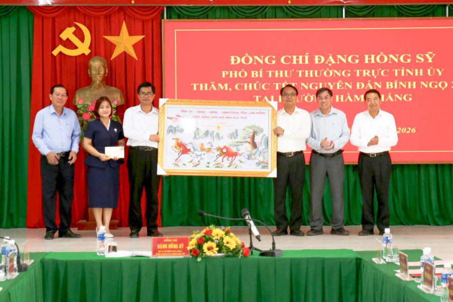 Phó Bí thư Thường trực Tỉnh ủy Lâm Đồng Đặng Hồng Sỹ thăm, chúc Tết cán bộ và Nhân dân Hàm Thắng