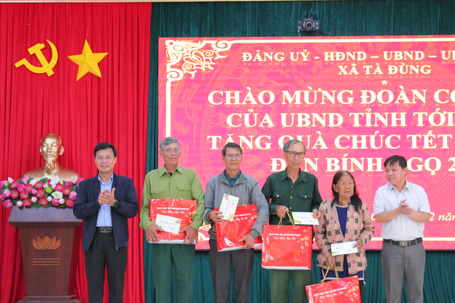 Phó Chủ tịch UBND tỉnh Lâm Đồng Đinh Văn Tuấn chúc Tết các địa phương, đơn vị