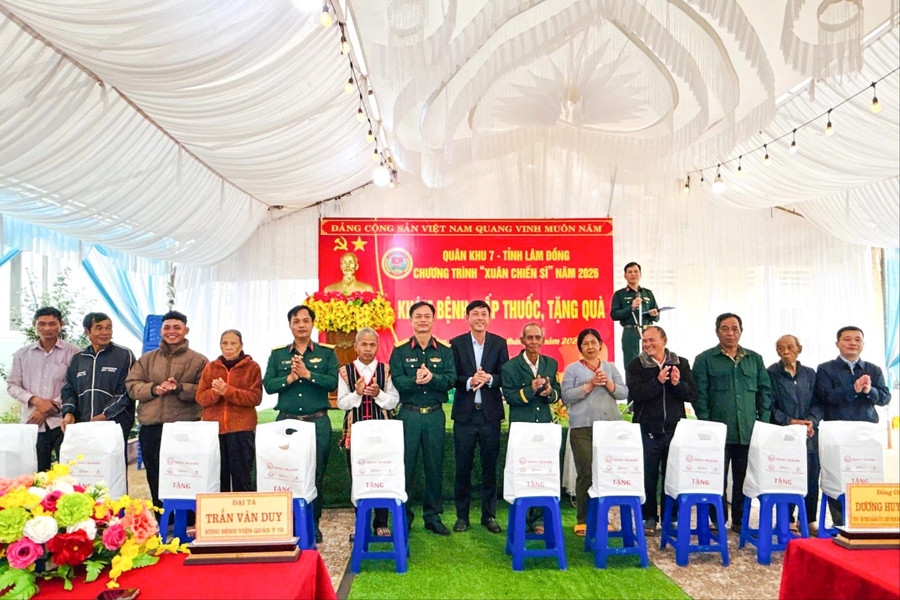 Khám, chữa bệnh miễn phí và tặng quà cho Nhân dân ở biên giới tỉnh Lâm Đồng
