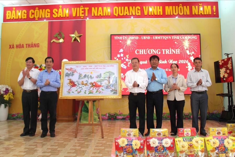 Trưởng Ban Tuyên giáo và Dân vận Tỉnh ủy Lâm Đồng Võ Thanh Bình thăm, tặng quà Tết các đơn vị xã Hòa Thắng