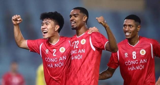 Phạm Lý Đức tỏa sáng trong màn hủy diệt 6-1 của CAHN trước Tampines Rovers