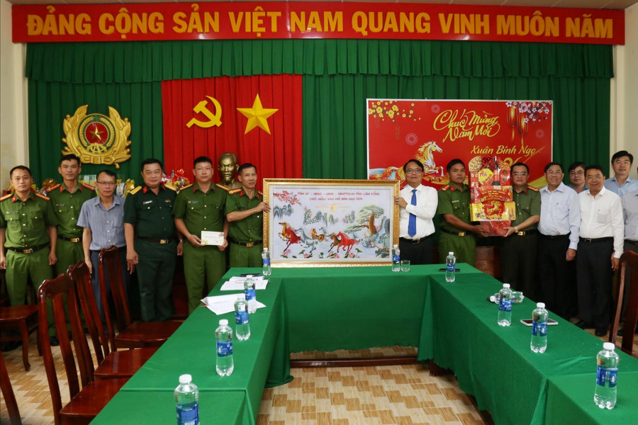 Phó Bí thư Thường trực Tỉnh ủy Lâm Đồng Đặng Hồng Sỹ chúc Tết Tiểu đoàn Cảnh sát cơ động