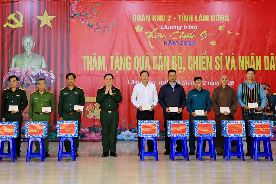 Đại tướng Nguyễn Trọng Nghĩa thăm, tặng quà Tết tại xã biên giới của Lâm Đồng