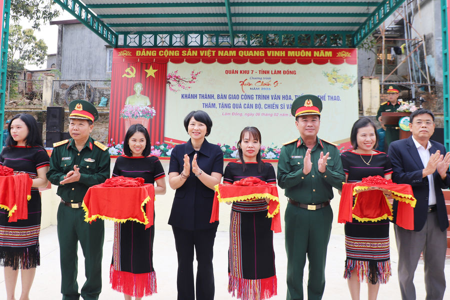 Quân khu 7 bàn giao công trình Nhà sinh hoạt cộng đồng Buôn Buôr