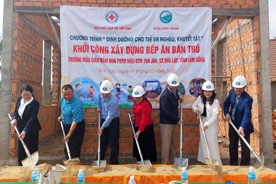 Khởi công xây dựng bếp ăn bán trú, tặng quà Tết tại xã Đức Lập