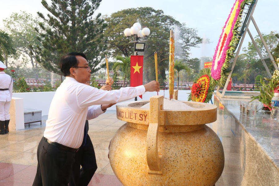 Lãnh đạo tỉnh Lâm Đồng viếng các Anh hùng liệt sĩ tại Nghĩa trang liệt sĩ Bình Thuận