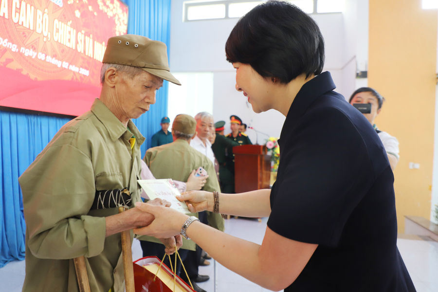 Đồng chí Phạm Thị Phúc thăm, chúc Tết tại xã biên giới Đắk Wil