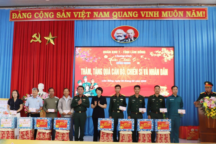 Gần 200 suất quà Tết trao tặng quân và dân xã biên giới Đắk Wil