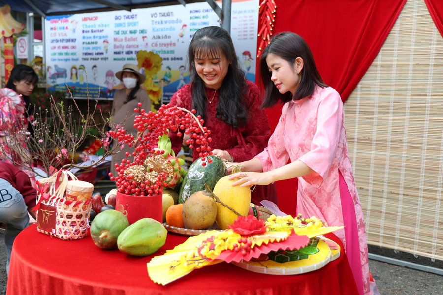 Lan tỏa sắc xuân qua Hội thi Thư pháp Việt và trải nghiệm gói bánh chưng
