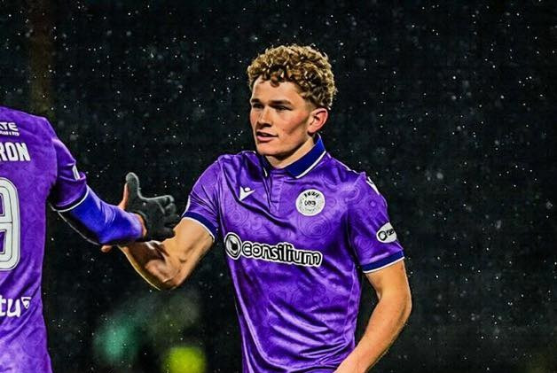 Jacob Devaney lập siêu phẩm mở tài khoản tại Scotland, ghi điểm mạnh với Man United