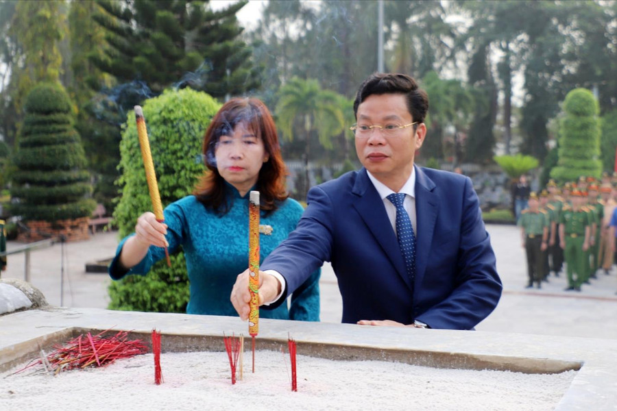 Lãnh đạo tỉnh Lâm Đồng viếng Nghĩa trang Liệt sĩ Đắk Nông