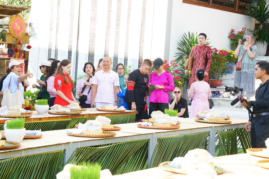 Du khách quốc tế hào hứng gói bánh chưng, ăn Tết Việt