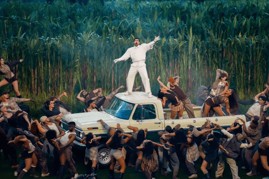 Bad Bunny mang bản sắc Puerto Rico khuấy động Super Bowl Halftime Show 2026