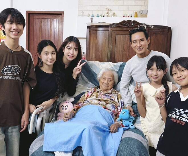 Lý Hải và Minh Hà đưa 4 con về quê thăm mẹ ruột gần 100 tuổi dịp cận Tết