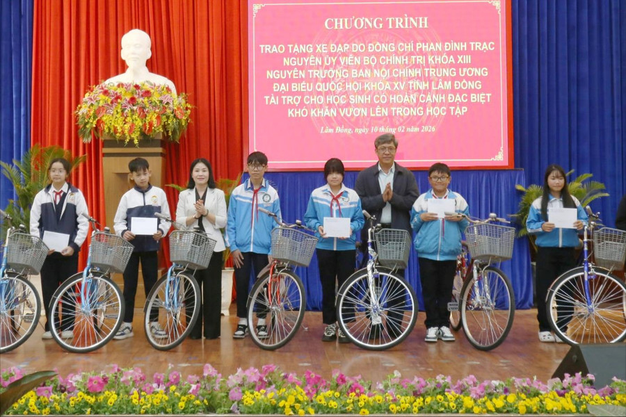 Trao 80 chiếc xe đạp của đồng chí Phan Đình Trạc cho học sinh khó khăn tỉnh Lâm Đồng