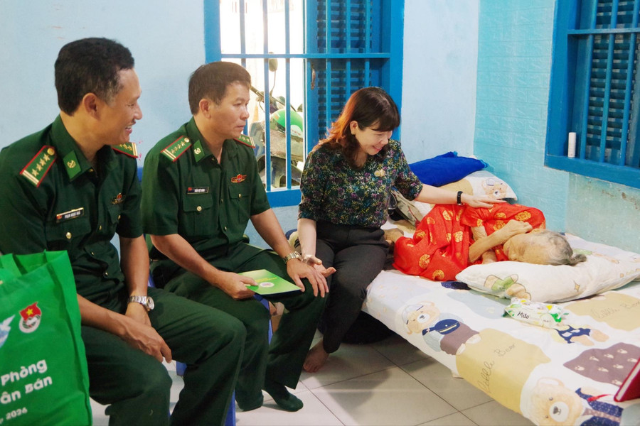 Nghĩa tình của Bộ đội Biên phòng với người dân biên giới khi Xuân về
