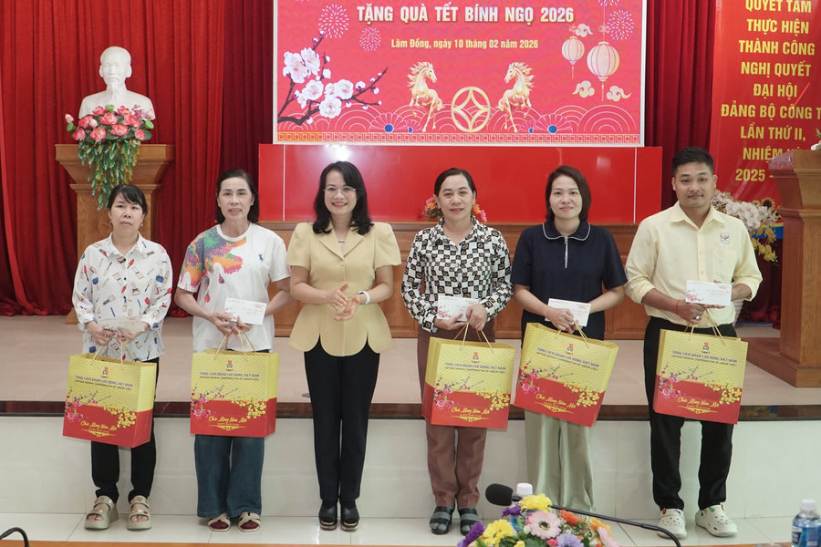 Tặng quà Tết cho đoàn viên, người lao động phía Đông Lâm Đồng