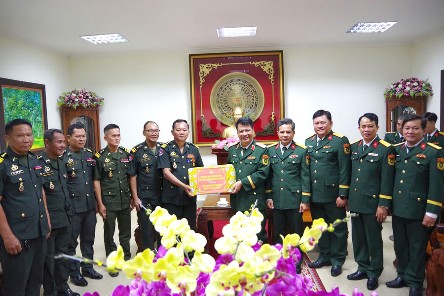 Tiểu khu Quân sự tỉnh Mondulkiri chúc Tết Bộ Chỉ huy Quân sự tỉnh Lâm Đồng