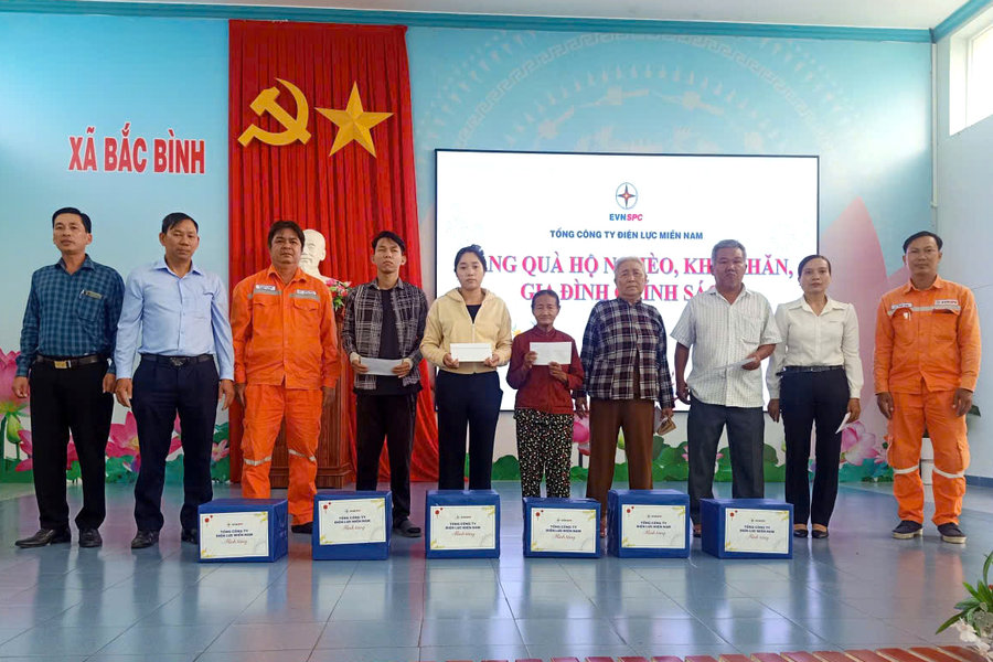 Điện lực Lâm Đồng trao 120 phần quà nhân dịp Xuân Bính Ngọ 2026
