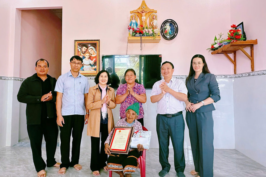 Lâm Đồng thăm, chúc thọ các cụ tròn 100 tuổi
