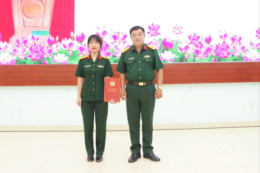 Lâm Đồng trao quyết định tuyển dụng quân nhân chuyên nghiệp cho thân nhân liệt sĩ