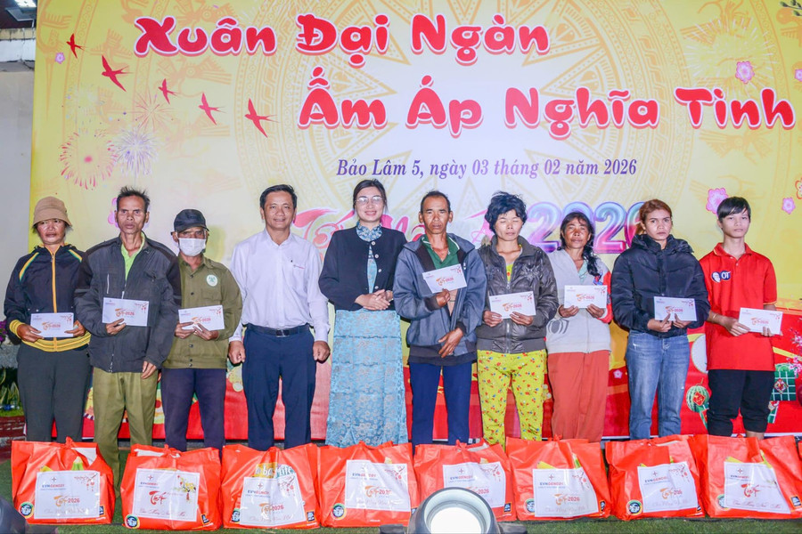 Công ty Thủy điện Đồng Nai trao quà Tết cho người dân khó khăn